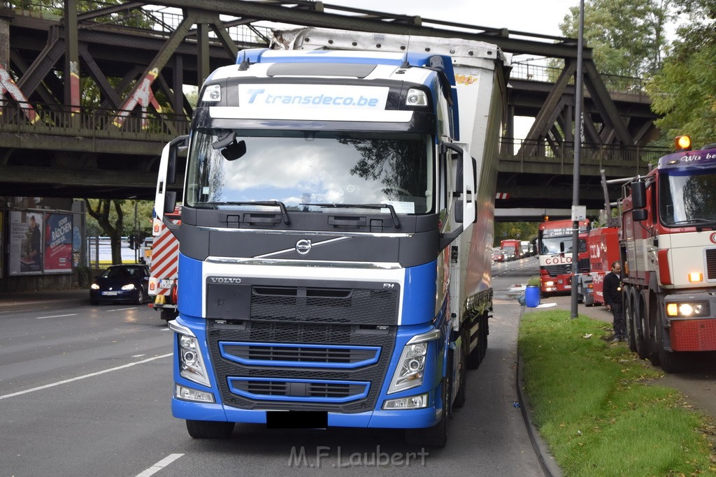 LKW blieb unter Bruecke haengen Koeln Ehrenfeld Innere Kanalstr Hornstr P464.JPG - Miklos Laubert